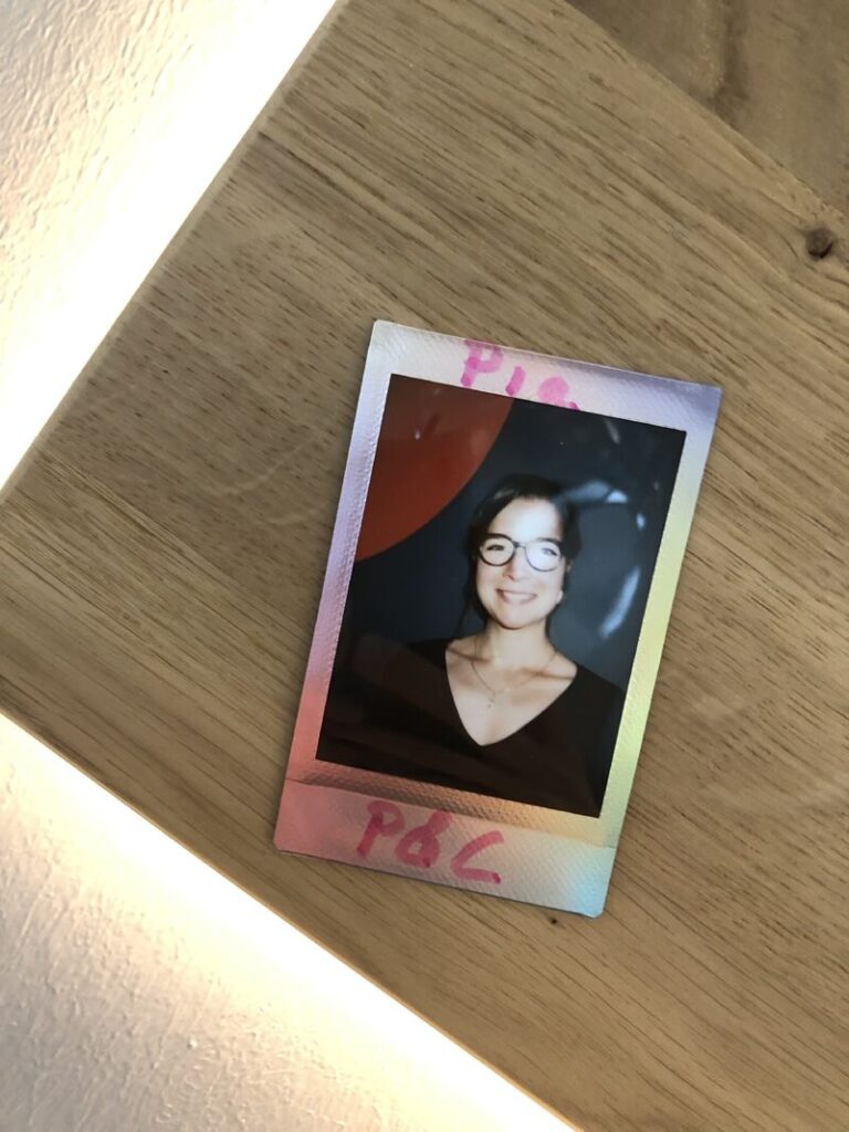 Polaroid auf einem Tisch